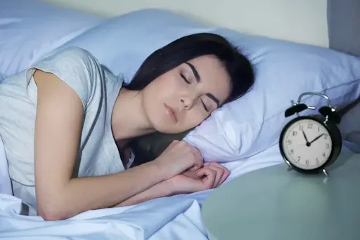 Thực hiện ngủ đúng giờ sẽ giúp bạn ngủ ngon, hạn chế tim đập nhanh khi thức dậy.webp